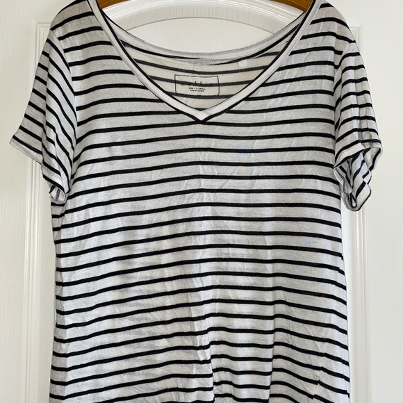 Nollie Striped V-Neck - Picture 2 of 4